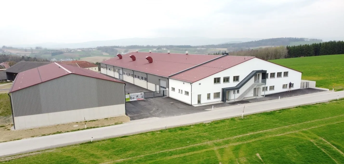 buildingCompressFormat_sandwichpaneele-mineralwollpaneele-brandschutzpaneele-trapezbleche-haironville-arcelormittal-construction-genostar-kagelsberg (1).JPG