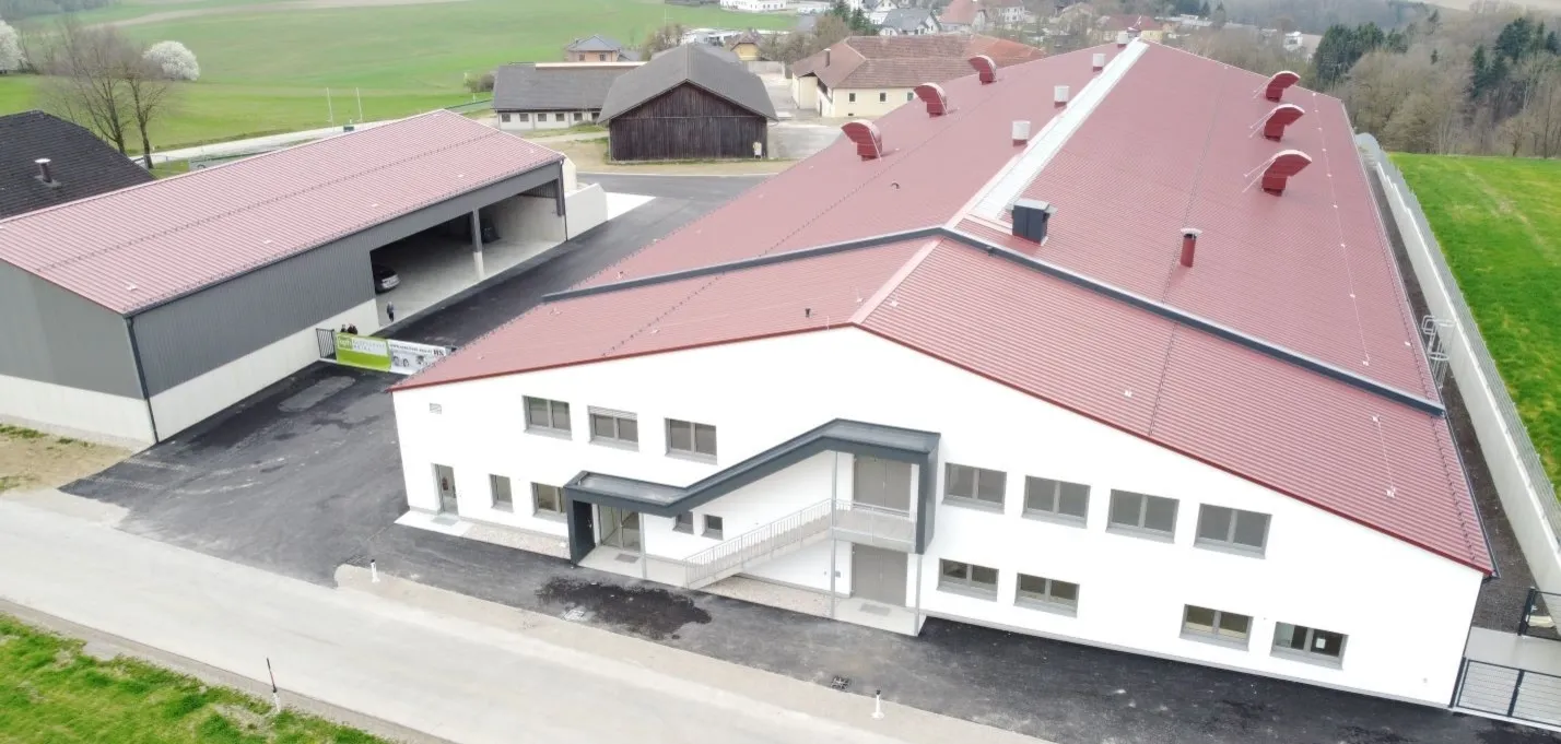 buildingCompressFormat_sandwichpaneele-mineralwollpaneele-brandschutzpaneele-trapezbleche-haironville-arcelormittal-construction-genostar-kagelsberg (2).JPG